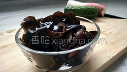 水萝卜拌木耳的做法图解1