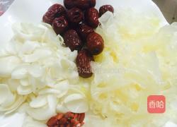 银耳百合甜品的做法图解2