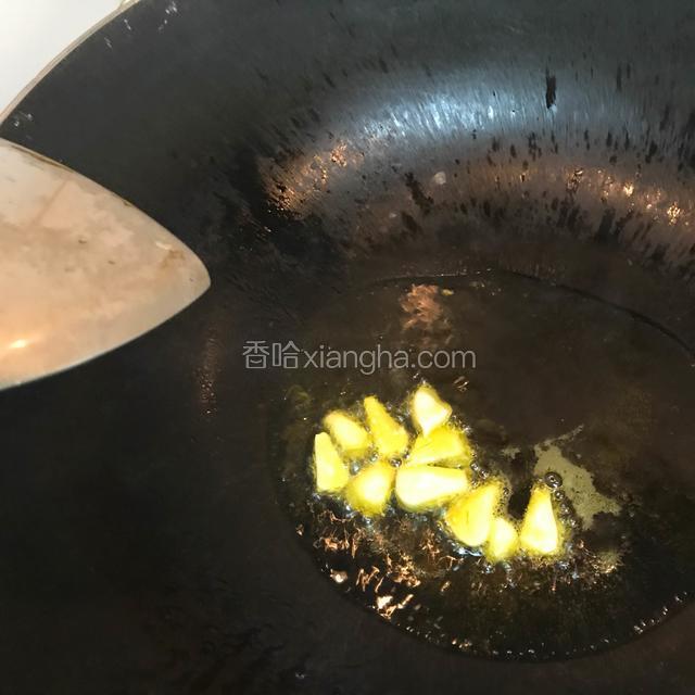 蒜切片，锅烧热倒油放切好的蒜片