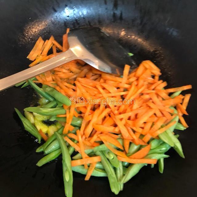 放豆角胡萝卜和一勺盐翻炒五下
