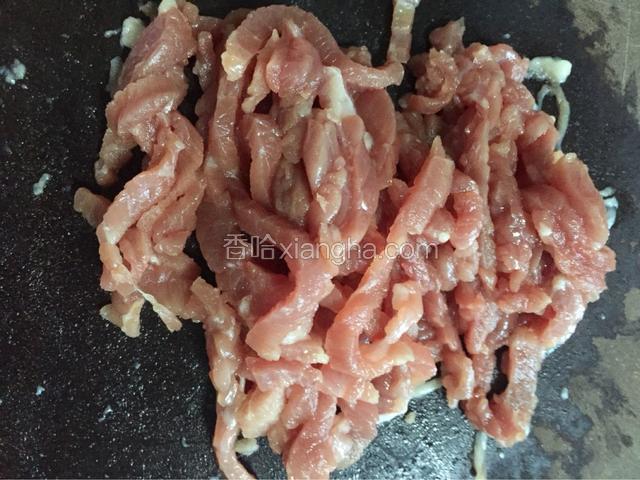将肉洗净切丝