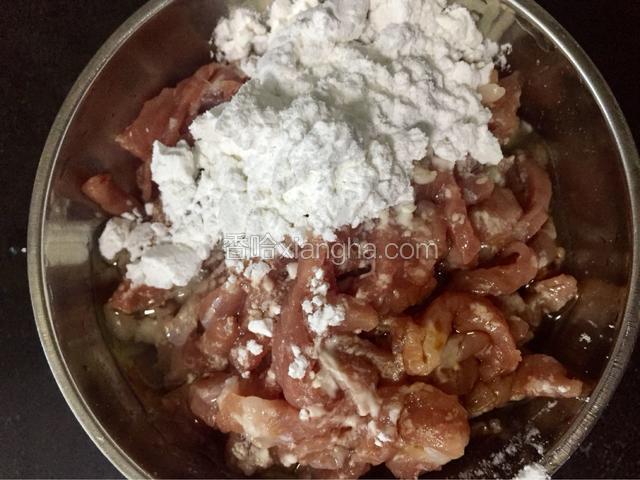 将红薯淀粉，生抽和料酒加入瘦肉丝中，拌匀备用