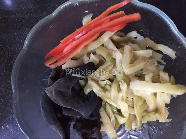 将黑木耳洗净，榨菜和红辣椒丝准备好