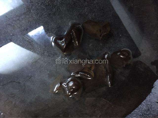 将黑木耳放入锅中，加入适量的水，烧开