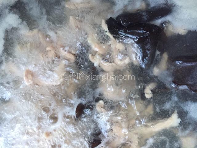 将肉丝倒入锅中，开锅后煮两分钟