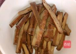 韭菜苗炒茶叶干的做法图解1