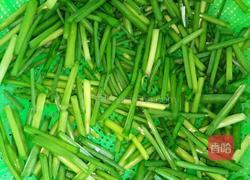 韭菜苗炒茶叶干的做法图解2