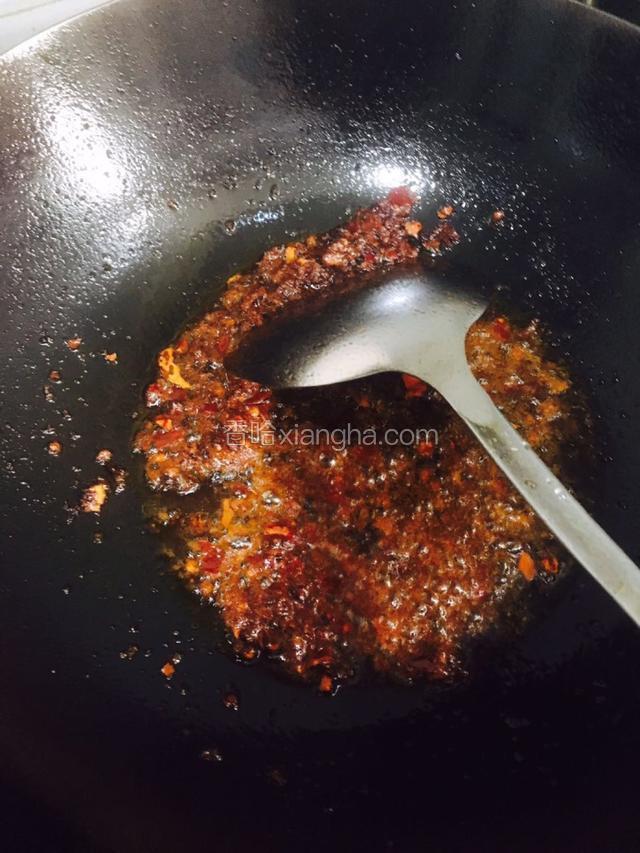 用小火把豆瓣酱炒出红油。