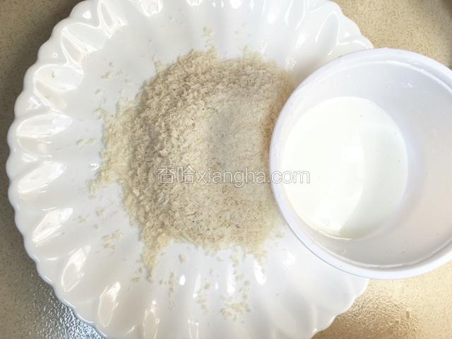 面粉.玉米淀粉加少许清水搅拌混合备用