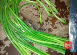 鸡腿肉炒蒜苔的做法图解1