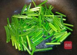 鸡腿肉炒蒜苔的做法图解4