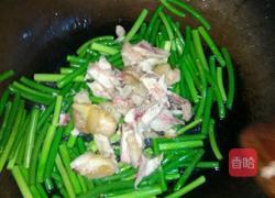 鸡腿肉炒蒜苔的做法图解5