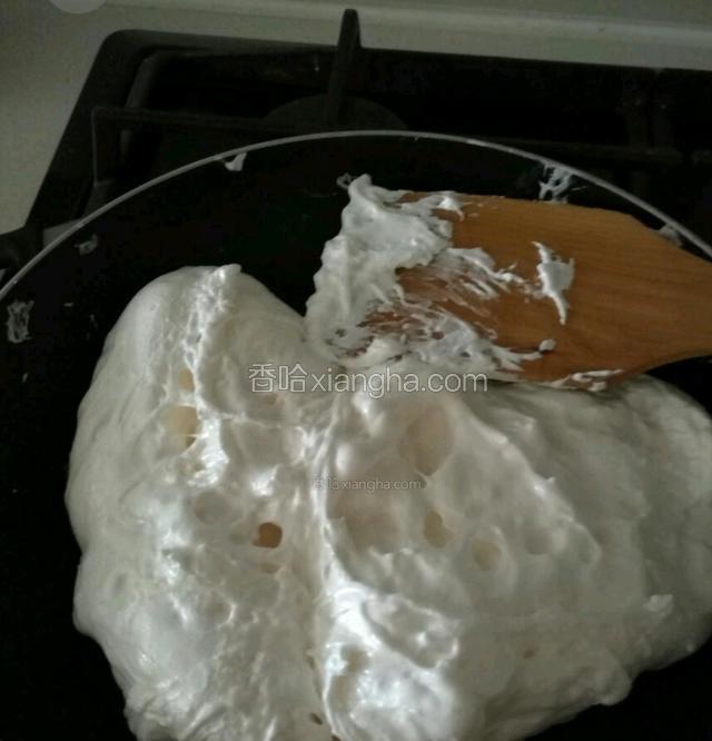 小火把棉花糖炒化。