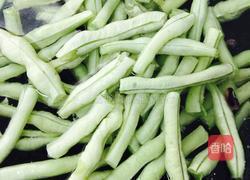 大粒香菇炒豆角的做法图解3