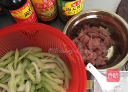 西芹炒瘦肉的做法图解1