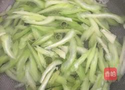 西芹炒瘦肉的做法图解2