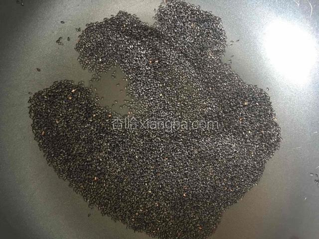 把芝麻洗净沥干水分，放入不粘锅内小火慢慢翻炒，炒熟后装入碗里。