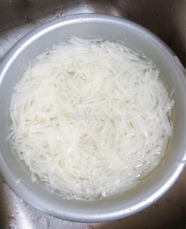 萝卜擦丝焯水过凉（焯萝卜时不要盖锅，让萝卜的辣味蒸发掉）