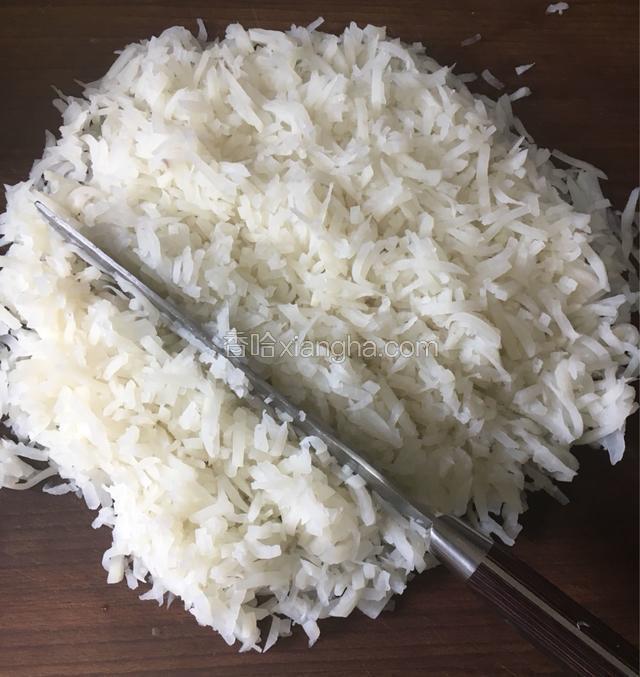 把焯好的萝卜稍微切一下