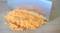 猪肉胡萝卜鸡蛋卷的做法图解3
