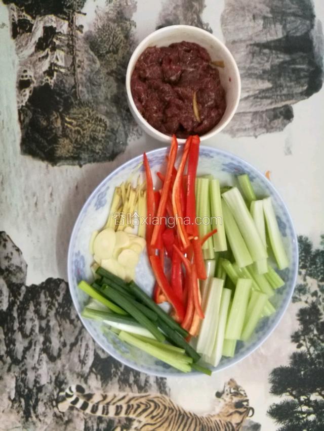 准备好食材
牛肉切薄片，加料酒、生粉、盐、生抽、胡椒粉搅拌均匀，西芹、辣椒、葱、姜切小段，蒜切小片
