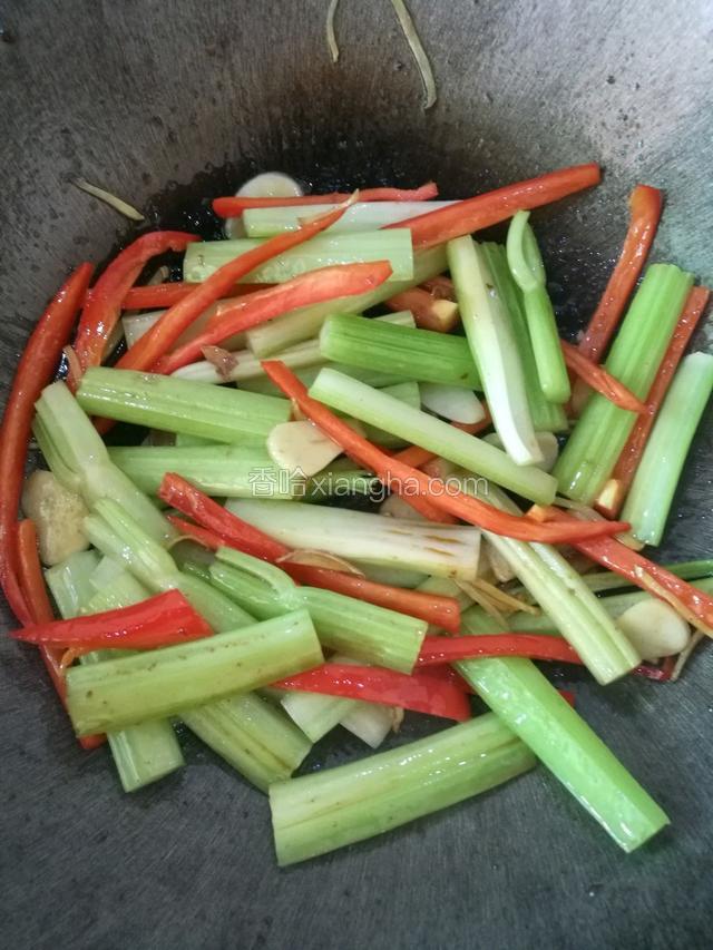 待炒至西芹快熟时加入适量盐、生抽、葱段，并将牛肉重新倒入锅中继续煸炒