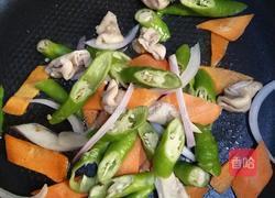 家常青椒炒肥肠的做法图解3