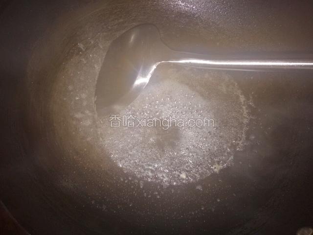 把油舀起来，锅洗净，加少许水，加入白糖，炒到糖化开﻿﻿