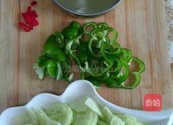 青椒黄瓜炒蛋的做法图解1