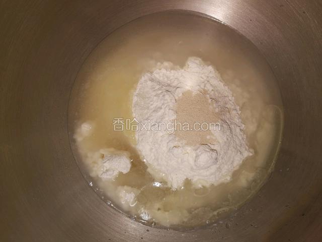 把主材料放进厨师机中，和面30分钟