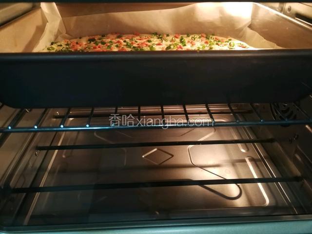 烤箱预热十分钟，上下火190度，然后烤制20分钟，烤到表面金黄即可。