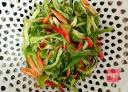 辣椒炒肉的做法图解1