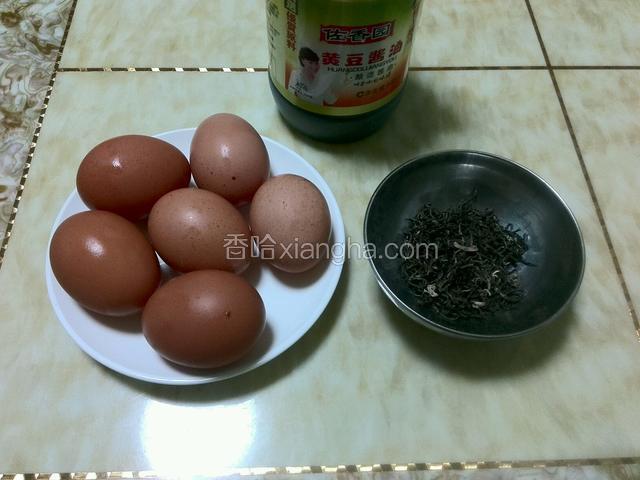 准备好鸡蛋，酱油，茶叶。