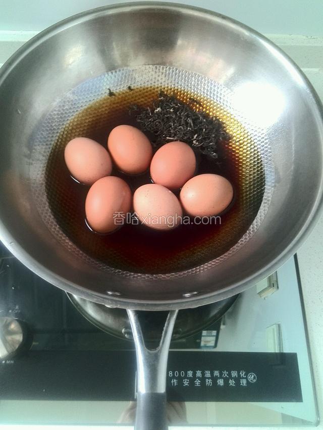 锅内加水，将鸡蛋，茶叶，酱油放入锅内。