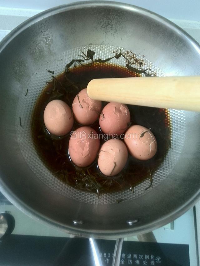 水开5分钟后，用擀面杖把鸡蛋轻敲数下。使酱油，茶叶味道慢慢进入。浸泡半天就可以吃了。如果浸泡一天味道会更好呢。