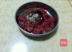 牛肉炒蒜薹的做法图解1