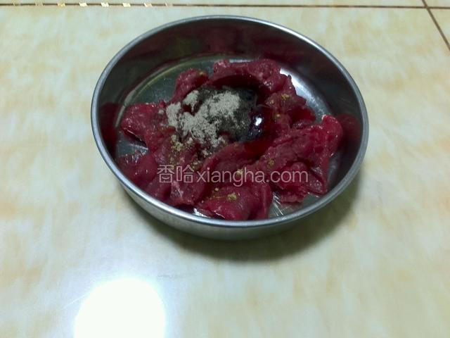 牛肉加入耗油，胡椒粉。