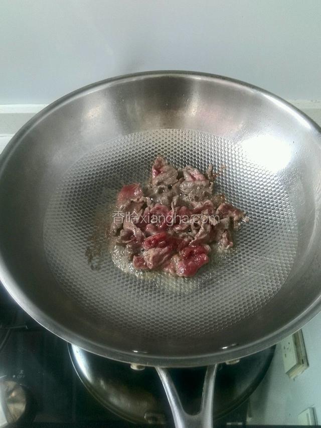 锅内放油，油开后，加入牛肉翻炒。