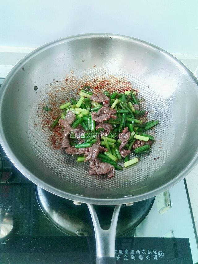 牛肉炒熟后，加入蒜薹翻炒，加入适量盐。