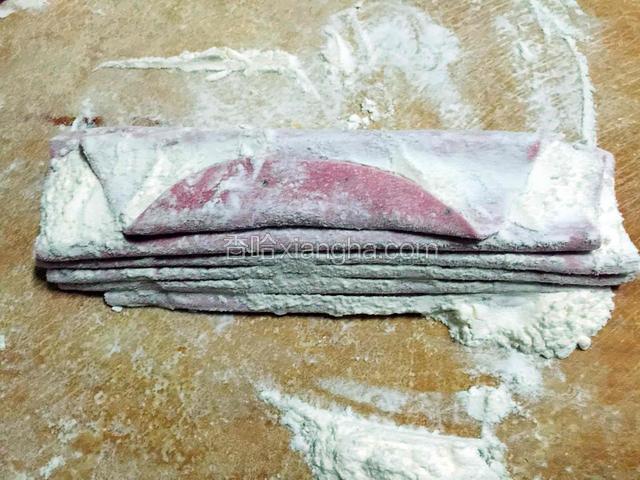 像折扇子似的折起，中间用面粉防沾。