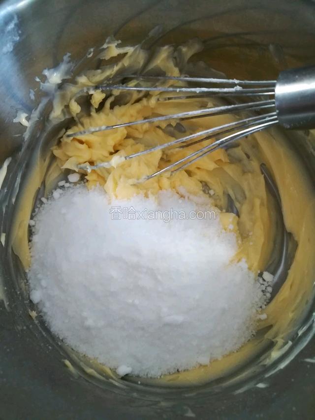 黄油用手动打蛋器打顺滑，倒入糖粉拌均匀