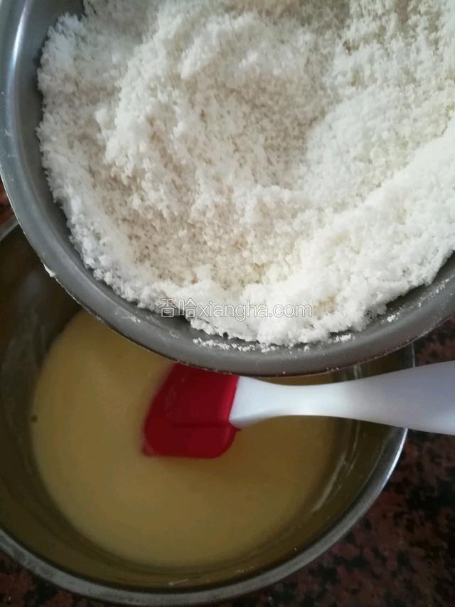 最后倒进椰蓉粉拌到无粉状