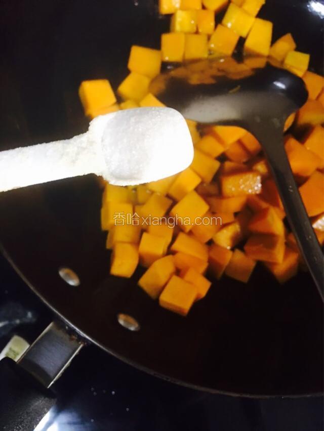 加入适量盐翻炒均匀