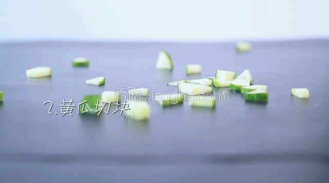 黄瓜切块。