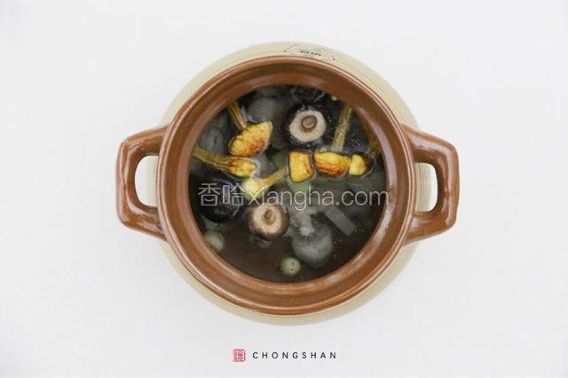 水烧开后放入鸡肉、姬松茸、花菇、莲子等所有材料，大火煮沸。
