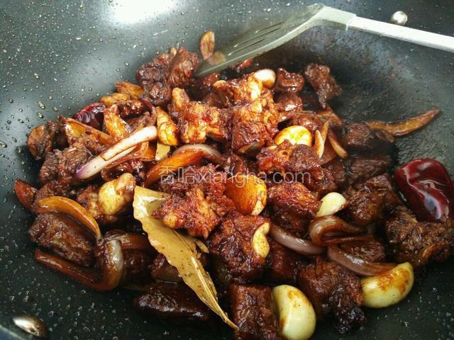 直到冰糖溶化，牛肉上色，油亮亮的。