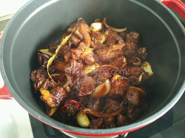 将牛肉全部倒入炖锅中，这次用的是香哈的珐琅锅。