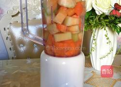 哈密瓜胡萝卜汁的做法图解3