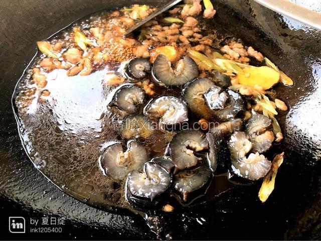待水开后，下入海参