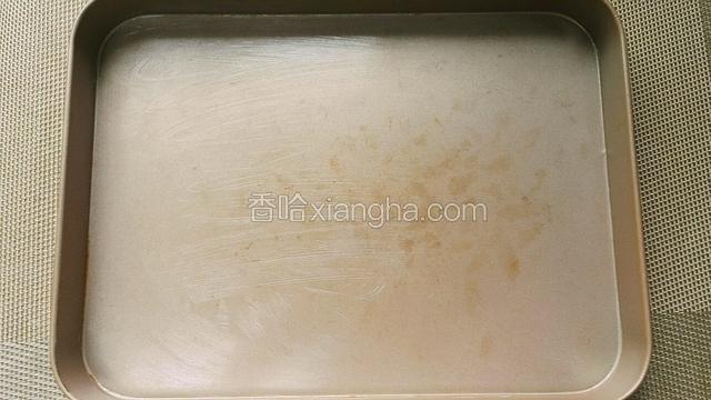 锅里加水烧开，烤盘里抹一点点猪油